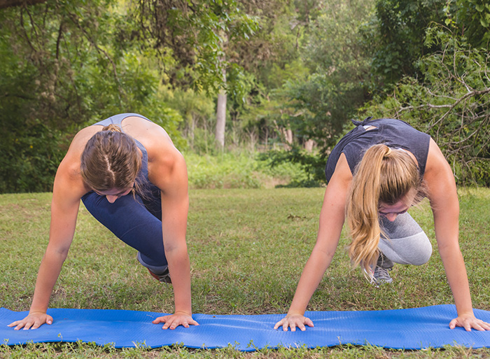 Workout You Can Do In Your Hotel Room_Natalie Paramore_Cross Body Mountain Climbers